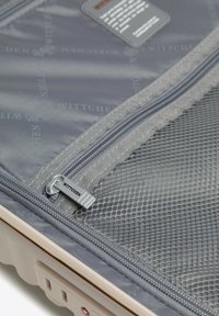 Szara torba podróżna z siateczkowymi przegródkami, srebrnymi suwakami oznaczonymi napisem "WITTCHEN" oraz teksturowanym wzorem materiału.