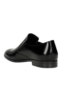 Černá kožená nazouvací bota s kulatou špičkou, nízkým podpatkem a hladkým povrchem. Má jednoduché švy a minimalistický design.