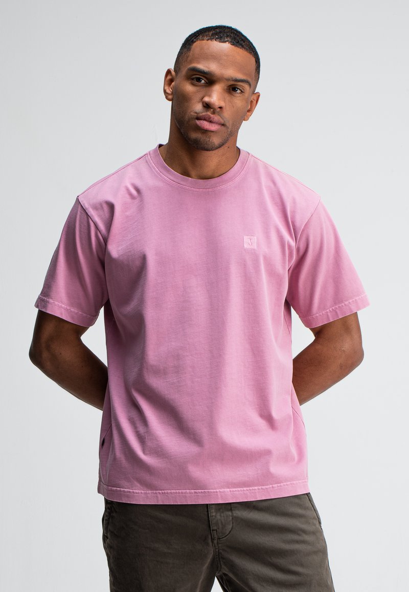 Roze katoenen t-shirt met korte mouwen en een ronde hals; heeft een klein logo op de borst en een ontspannen pasvorm.