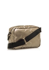 Gepolsterte, rechteckige Umhängetasche in metallic Beige, ausgestattet mit einem schwarzen verstellbaren Gurt und einem Reißverschluss in Goldfarbe. Glatte, glänzende Textur.