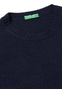 Granatowy sweter dzianinowy z prążkowanym okrągłym dekoltem oraz zieloną metką z napisem "UNITED COLORS OF BENETTON". Teksturowany materiał.