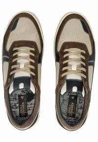 Hnědé semišové a béžové síťované tenisky s krémovými akcenty, které mají šněrovací design a dekorativní prošívání na texturované podrážce.