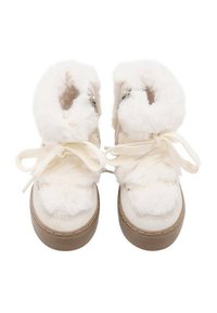 Bijele čizme od umjetnog krzna sa podstavljenim ovratnikom, ravnim vezicama i smešnim gumenim đonom. Zaobljeni vrh i šivani detalji duž đona.