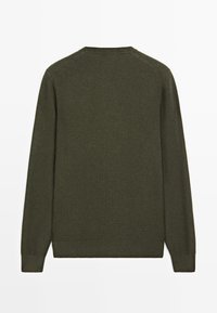 Maglione verde oliva lavorato a maglia con maniche lunghe, scollo tondo e motivo a trama. Orlo dritto e polsini a coste. Vista posteriore mostrata.