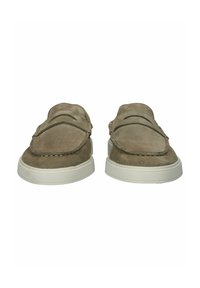 Mocassini in suede color taupe con un design cucito e un accent elastico sulla parte superiore. La suola in gomma bianca offre una base a contrasto.