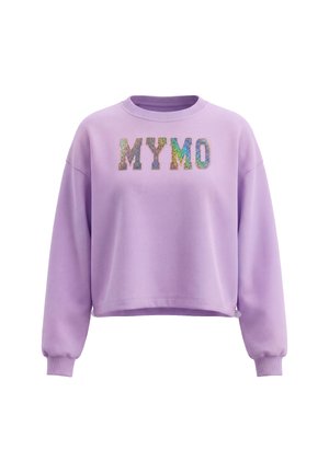 Lilla cropped sweatshirt med lange ærmer og skinnende multifarvede bogstaver, der staver MYMO henover brystet.