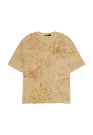 Beige T-shirt met korte mouwen en ronde hals, versierd met subtiele patronen van koraal en vissen in gedempte oranje- en geeltinten.