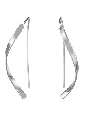 Pendientes de metal plateado con un diseño curvado y minimalista, que presentan respaldos alargados y una textura lisa y pulida. Sin adornos.