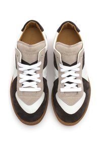 Sneaker aus einer Mischung aus hellbraunem Veloursleder, dunkelbraunem Veloursleder und weißem Leder. Weiße Schnürsenkel, eine abgerundete Zehenpartie und eine Gummisohle.