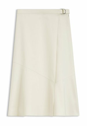 Jupe évasée couleur crème avec des coutures diagonales et un détail de ceinture à boucle sur le côté.