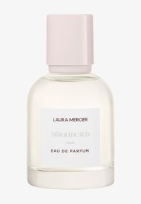 Duidelijke glazen fles met een ronde vorm. Lichtroze dop. Etiket met een witte achtergrond en zwarte en grijze tekst voor productdetails.