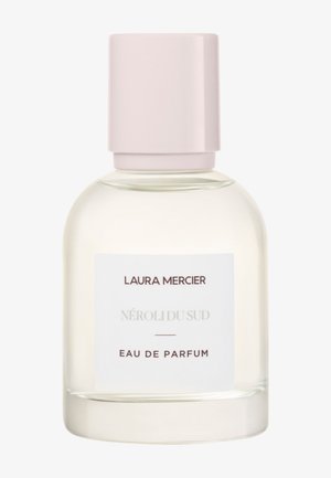 Bouteille en verre transparent de forme arrondie. Capuchon rose pâle. L'étiquette présente un fond blanc avec du texte noir et gris pour les détails du produit.