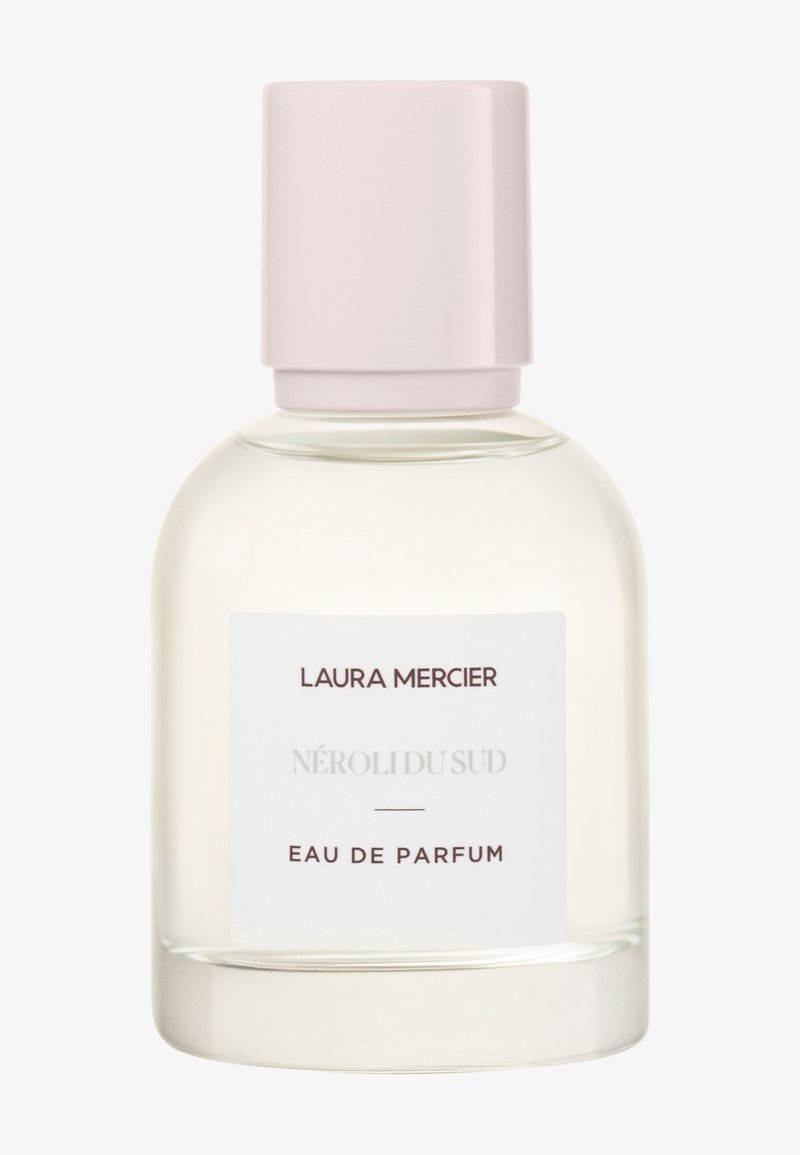 Przezroczysta szklana butelka o zaokrąglonym kształcie. Jasnoróżowa nakrętka. Etykieta z białym tłem i czarnym oraz szarym tekstem zawierającym szczegóły produktu.