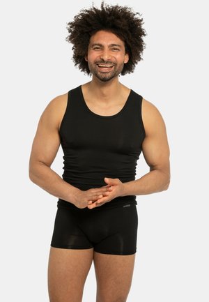 Schwarzes Tanktop und Boxershorts aus dehnbarem Stoff; figurbetontes Design mit glatter Textur, minimalen Nähten und einem dezenten Logodesign.