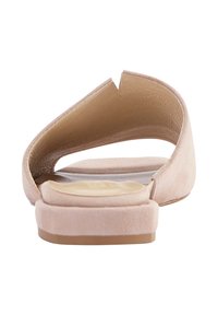Roze suede instap sandaal met een gespleten bandontwerp, platte zool en een gestructureerde binnenzool voor comfort. Weergave van achteren benadrukt de open hiel en de gladde afwerking.