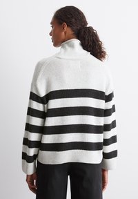 Marc O'Polo GESTREIFTER ROLLKRAGEN - Strickpullover - stripe light granite melange