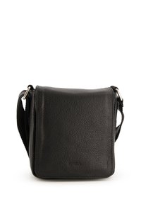 Černá kožená crossbody taška s texturovaným povrchem, obdélníkovým tvarem, nastavitelným popruhem a předním klopovým uzavřením.