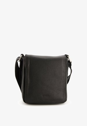 Czarna skórzana torba na ramię o teksturowanej powierzchni, prostokątnym kształcie, regulowanym pasku i zamknięciu na klapkę z przodu.