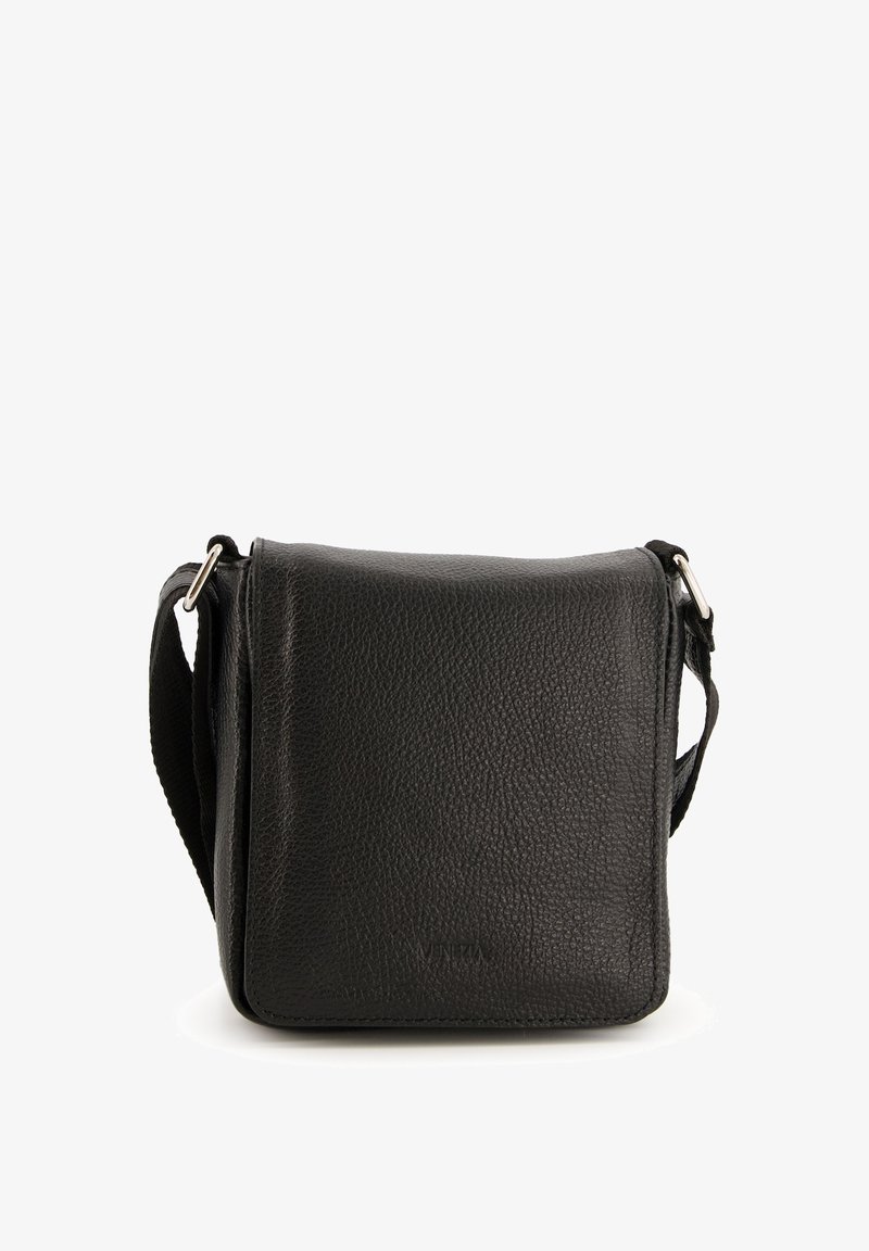 Sort læder crossover-taske med en struktureret overflade, rektangulær form, justerbar skulderrem og lukning med frontklap.