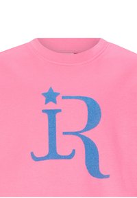 Rosa Sweatshirt mit einem großen blauen Grafikdesign, das ein "R" und einen Stern zeigt. Weicher Stoff und klassischer Rundhalsausschnitt.