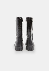 Černé kozačky do výšky kolen s krokodýlí texturou, kulatou špičkou, robustní podrážkou a zadními zipy. Hladký povrch s tlustými akcenty a leštěnými detaily.