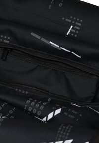 Schwarze Stofftasche mit einem Innenraum, der eine Reißverschlusstasche, geometrische weiße Muster und Zahlen in unterschiedlichen Größen, eine glatte Textur und geschwungene Formen aufweist.