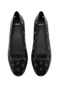 Schwarze Lederballerinas mit runden Metallösen, offener Zehenpartie, glatter Textur und MNG-Logo im Inneren. Geeignet für legere Anlässe.