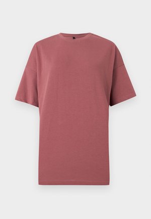 Απλό μπλουζάκι με κοντό μανίκι και στρογγυλή λαιμόκοψη σε απαλό ροζ χρώμα, παρουσιάζεται σε λευκό φόντο.