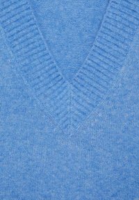 Modrý pletený svetr s výstřihem do V a žebrovanými detaily kolem výstřihu. Měkká textura a jednotná barva po celém svetru.