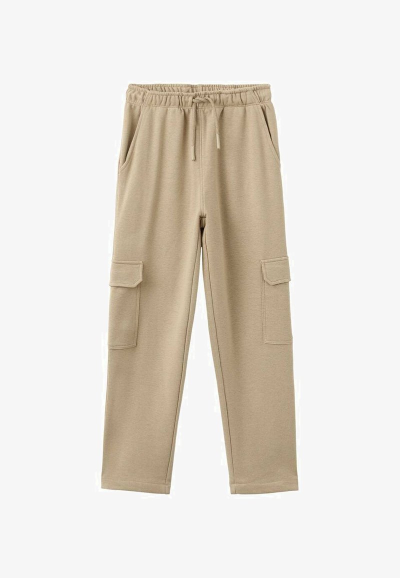 Beżowe spodnie cargo wykonane z miękkiej, teksturowanej tkaniny. Posiadają elastyczny pas, sznurek do wiązania oraz boczne kieszenie z klapkami.
