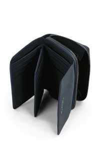 Tamsiai mėlynas odinis piniginė su užtrauktuku. Ją sudaro keli kortelių skyreliai, skyrius gryniesiems pinigams ir tekstūruota vidinė dalis.