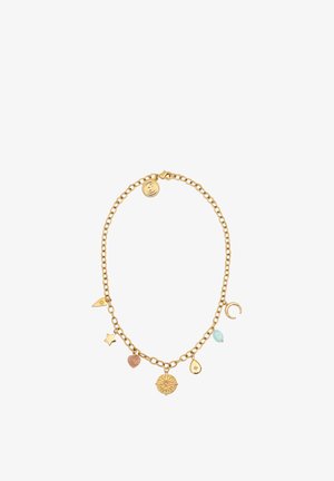 Collier en chaîne dorée arborant plusieurs charms : un soleil, un cœur, une étoile, une goutte, une lune croissante et une forme triangulaire ornée de pierres.