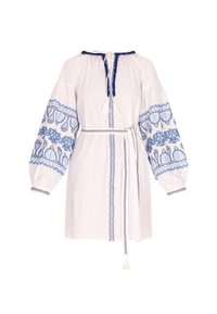 Witte stoffen jurk met blauwe borduursels, met pofmouwen, een trekkoordhalslijn en een strikceintuur met decoratieve kwastjes.
