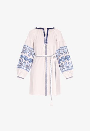 Witte stoffen jurk met blauwe borduursels, met pofmouwen, een trekkoordhalslijn en een strikceintuur met decoratieve kwastjes.