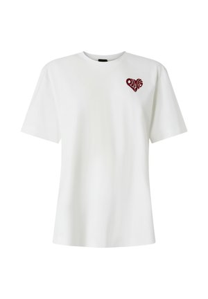 Witte T-shirt met korte mouwen, ronde hals en een kleine rood hartvormige afbeelding op de linkerborst.