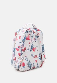 Kwiatowy plecak na białym tle, z czerwonymi i niebieskimi wzorami kwiatowymi, wyściełanymi paskami i złotym zamkiem błyskawicznym.