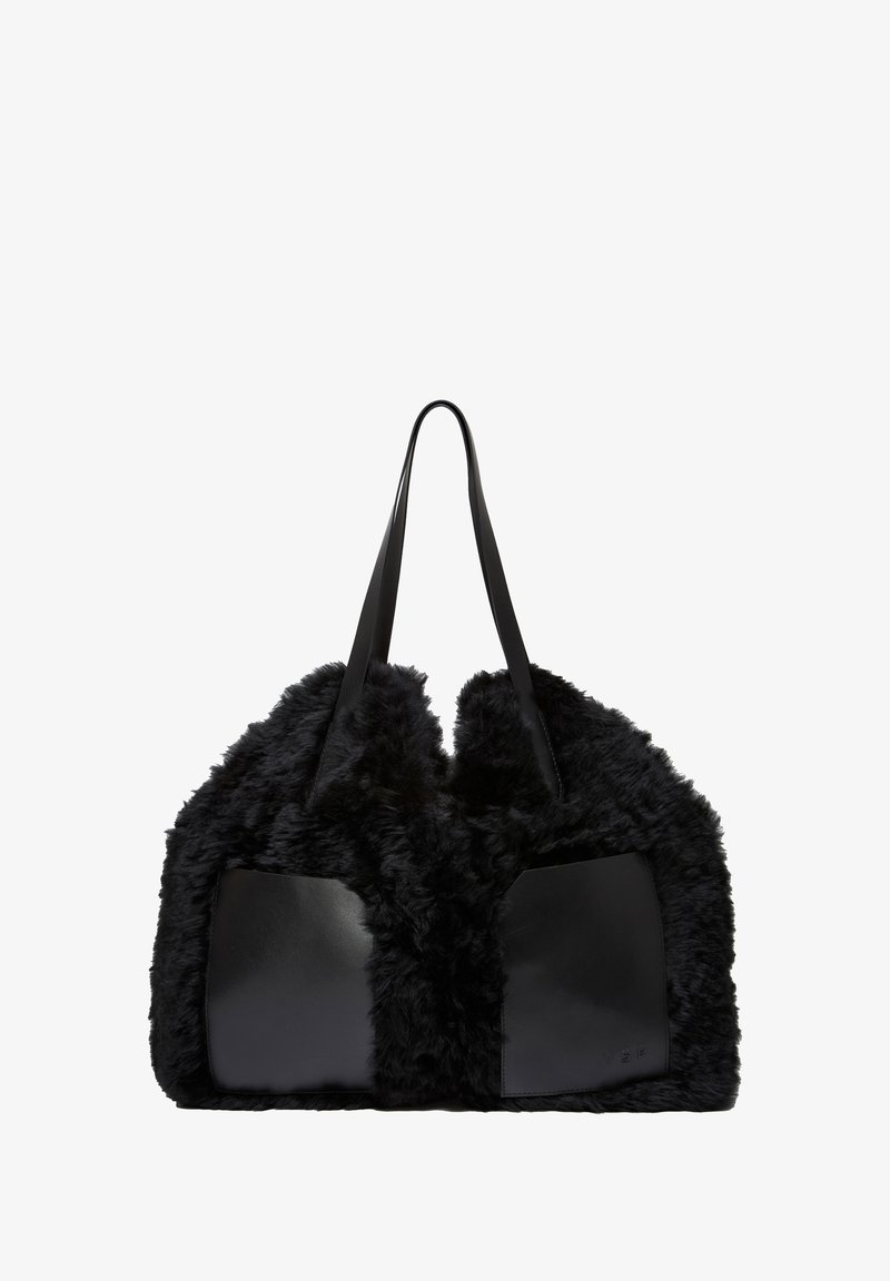 Sort tote taske med en plysset pelsudvendig og glatte læderdetaljer. Designet med tykke skulderremme og to flade læderlommer.