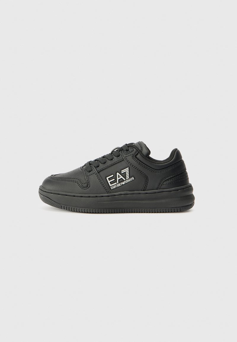 Svart sneakers med glatt læroverdel, rund tå og polstret såle. Har merkevarelogo på siden og snøring foran.