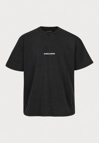 Černé bavlněné tričko s krátkým rukávem. Na hrudi se nachází malé modré logo "PEGADOR". Klasický styl s kulatým výstřihem.