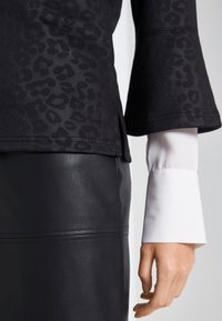 comma Longsleeve - black