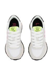 Białe sportowe buty z różowymi akcentami i czarnymi podeszwami, wyposażone w białe sznurowadła i neonowozieloną wkładkę z napisem "DZIEWCZYNY BIEGAJĄ SZYBCIEJ".