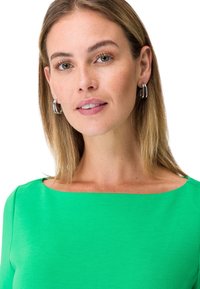zero MIT U-BOOT AUSSCHNITT - Freizeitkleid - bright green