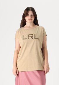 Beige bomull T-shirt med lös passform, rund halsringning och korta ärmar med glittrande "LRL"-tryck över bröstet.