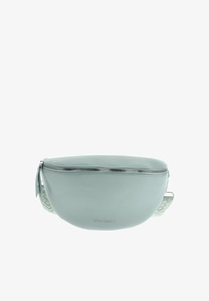 Banane en cuir vert menthe avec une finition texturée, fermeture éclair argentée et une sangle à motifs mettant en valeur sa forme incurvée. Logo de la marque visible.