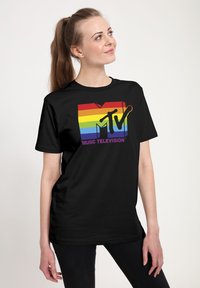 Černé bavlněné tričko s barevným logem MTV s duhovým designem a textem "MUSIC TELEVISION." Krátké rukávy, volný střih.