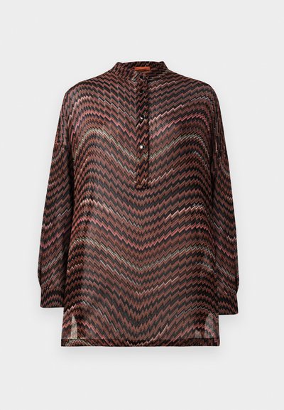 Blouse à manches longues avec col montant et fermeture à boutons. Fabriquée en tissu transparent avec un motif zigzag multicolore dans des tons sombres.