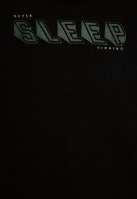 Mustahdasta musta T-särk, millel on julged 3D-stiilis rohelised tähestikud "NEVER SLEEP" ja all väikestes valgetes tähtedes "VINGINO". Pehme puuvillane materjal.