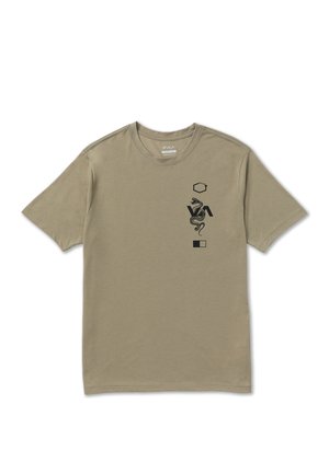 Beiges T-Shirt mit kurzen Ärmeln, schwarzen geometrischen Formen und einer Schlangengrafik auf der linken Brustseite.