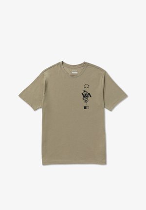 Beiges T-Shirt mit kurzen Ärmeln, schwarzen geometrischen Formen und einer Schlangengrafik auf der linken Brustseite.