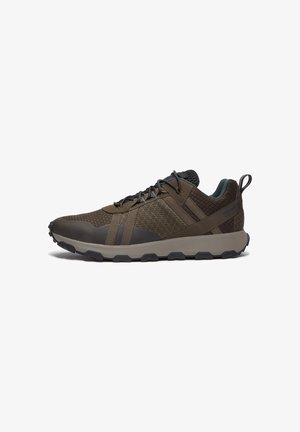 Brązowy i czarny niski sneaker z teksturowaną tkaniną, sznurowaniem i grubą gumową podeszwą, zaprojektowany do użytku na zewnątrz lub na co dzień.